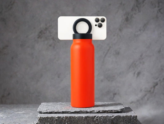 The Bottle That Holds Your Drink and Your Phone—Yes, Seriously. 😲💦📱